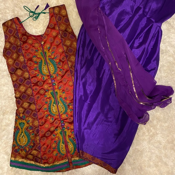 Indian Suit (Salwar Kameez) - Picture 1 of 2